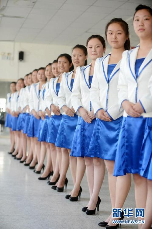 当日,扬州旅游商贸学校开展"学礼仪迎开学"主题活动,学校的礼仪老师对